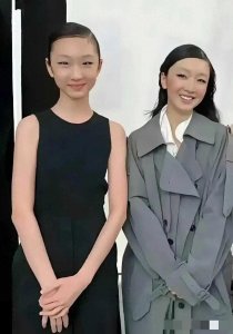 ​周冬雨替身曝光相似度惊人！网友：本尊看了都笑不出来？