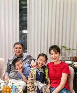 ​金巧巧晒出一家四口温馨合照，此前娱乐记者曾爆料金已离婚三年