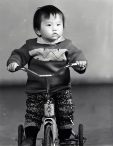 ​邓超童年照曝光，五官精致呆萌可爱明星范十足，真正的从小帅到大