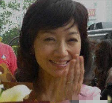 61岁赵雅芝素颜照曝光，皮肤黯淡无光皱纹明显，原来女神也会老