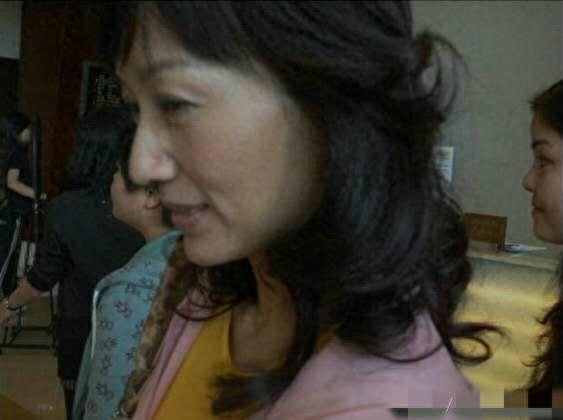 61岁赵雅芝素颜照曝光，皮肤黯淡无光皱纹明显，原来女神也会老