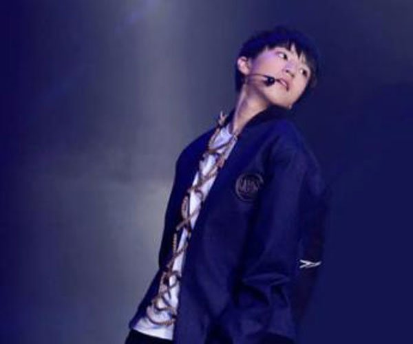 王俊凯摸裤裆是怎么回事 他为什么总是有这样的举动