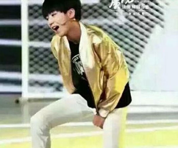 王俊凯摸裤裆是怎么回事 他为什么总是有这样的举动