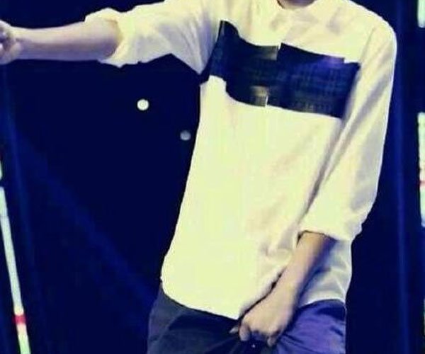 王俊凯摸裤裆是怎么回事 他为什么总是有这样的举动