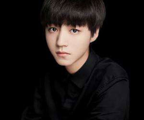 王俊凯摸裤裆是怎么回事 他为什么总是有这样的举动