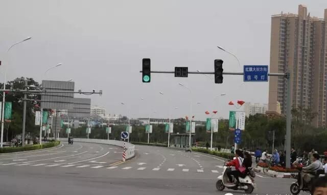 五叉路口怎么看红绿灯