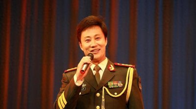 ​军旅歌手耿为华：跟小14岁妻子离婚9年后，如今二人生活差距大