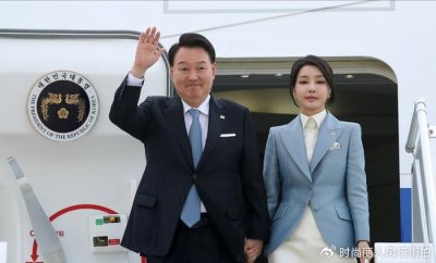​韩第一夫人又跟着老公去访问波兰！换成蓝西装抵达波兰，继续风光