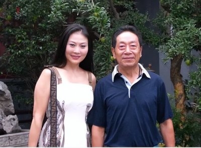 ​王奎荣：68岁娶31岁饶芯语，71岁老来得女，全家福曝儿子比老婆老