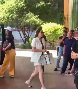 ​成龙大哥70岁的老婆林凤娇近照罕见流出，气质仍然非常出众！林