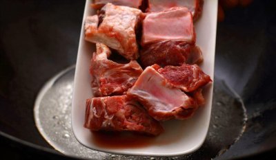 ​焯排骨用热水还是凉水