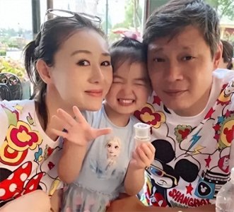 ​看了范志毅和他的三婚老婆及女儿的亲密合照，你才知道他有多幸福