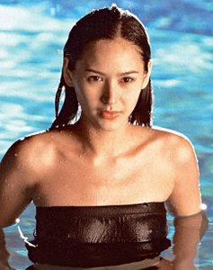 ​华裔女神10米高空飞身献艺：3部力作惊艳影坛，粉丝数暴涨200万