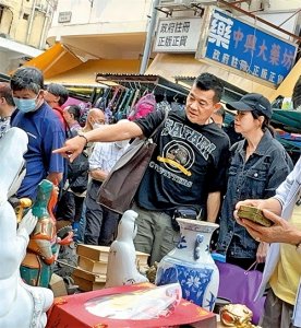 ​61岁知名港星与老婆十指紧扣逛街，善心满满将新包施舍路边老人