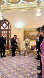 ​中泰:凤冠头像证中泰情深——佩通坦与泰国中国商会的温馨一幕