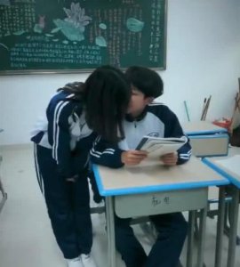 ​男生在教室偷吻女友，不料却吻上了班主任，网友：人生巅峰！