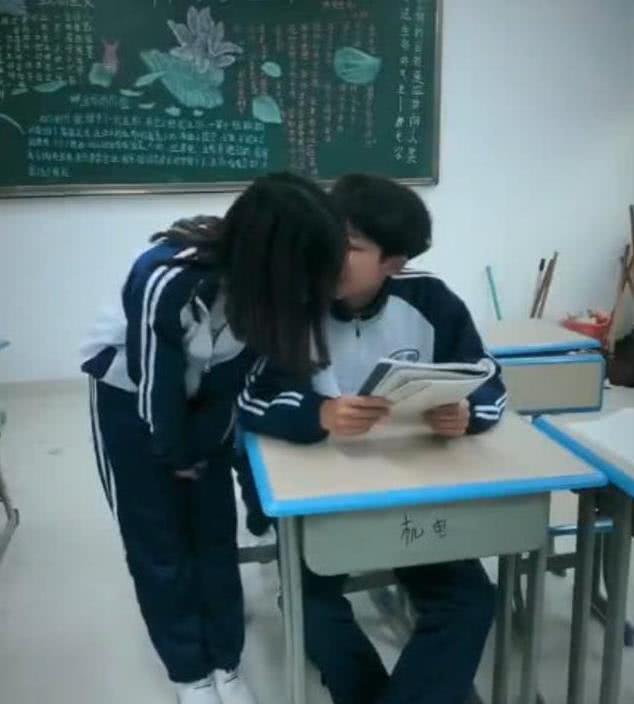 男生在教室偷吻女友，不料却吻上了班主任，网友：人生巅峰！