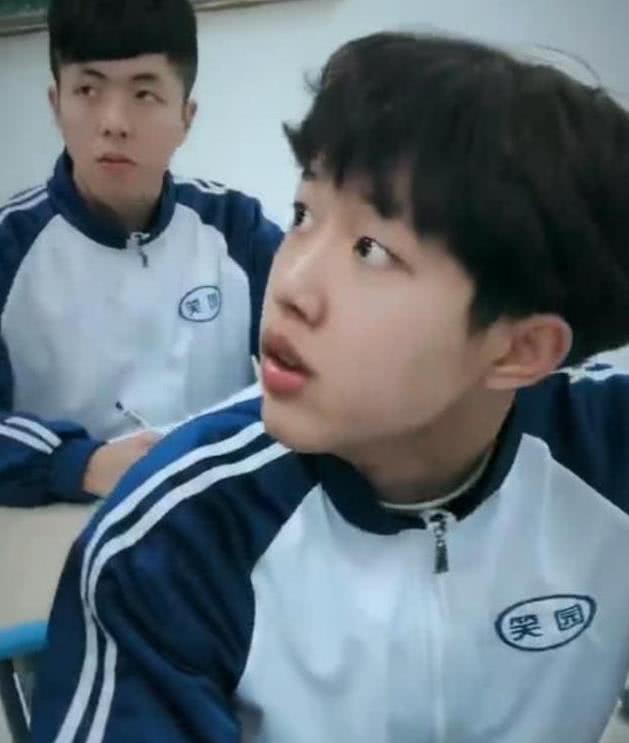 男生在教室偷吻女友，不料却吻上了班主任，网友：人生巅峰！