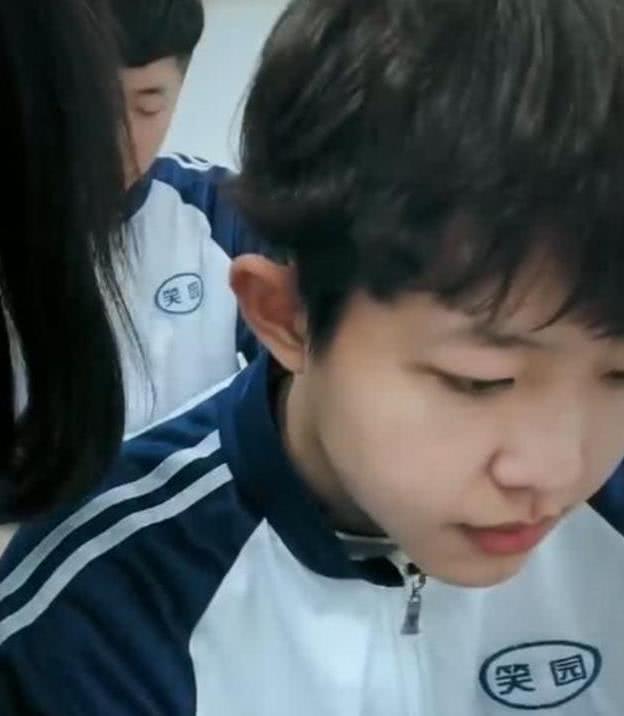 男生在教室偷吻女友，不料却吻上了班主任，网友：人生巅峰！