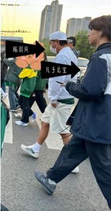 ​陈羽凡携17岁儿子现身 元宝扎辫身高超1米8显个性