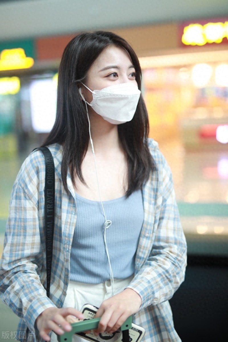 刘人语满脸笑容现身机场，格纹衬衣搭配白色短裤，青春有朝气