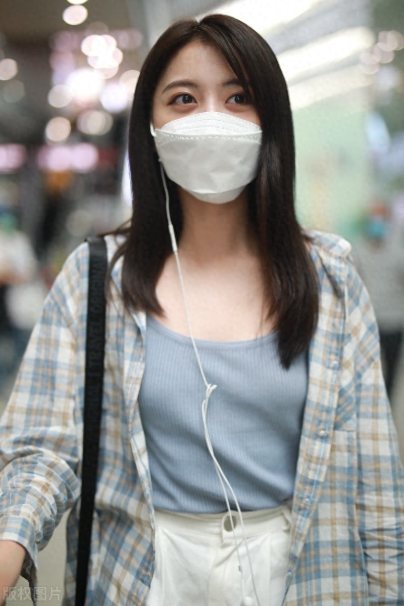 刘人语满脸笑容现身机场，格纹衬衣搭配白色短裤，青春有朝气