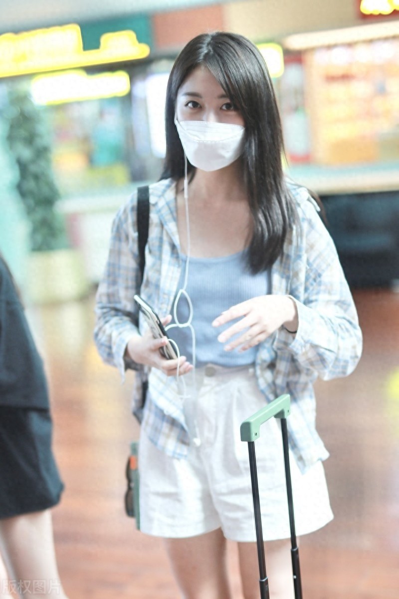 刘人语满脸笑容现身机场，格纹衬衣搭配白色短裤，青春有朝气