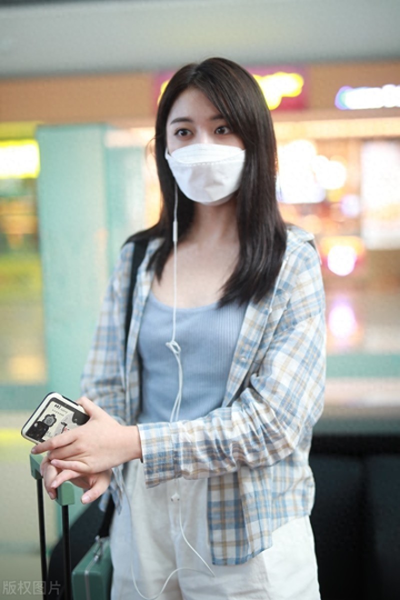 刘人语满脸笑容现身机场，格纹衬衣搭配白色短裤，青春有朝气