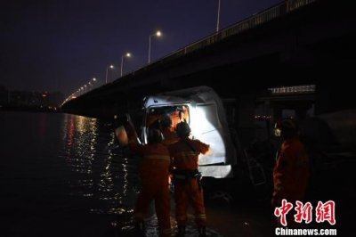 ​哈尔滨一罐车坠江驾驶员受伤 事故原因正在调查中