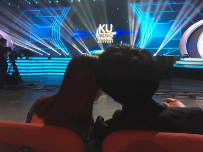 ​华晨宇“眼神”比“嘴”诚实多了   与邓紫棋眉目传情甜蜜咬耳