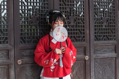 ​越来越多的人都穿汉服，我们今天就讲讲汉服的由来