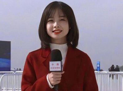 ​央视王冰冰之后，另一美女记者蹿红！被扒曾是全额奖学金留美硕士