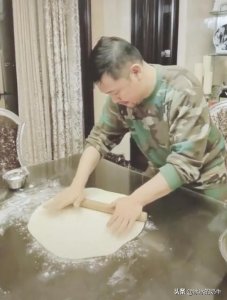 ​神秘妻子现身，贾冰媳妇小他2岁，颜值很惊艳，网友：太有福气了