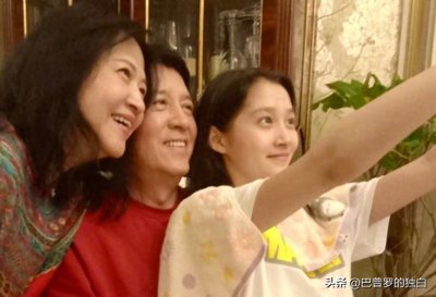 ​骗了我们23年！原来关晓彤的父母是他们，怪不得她在京圈如鱼得水