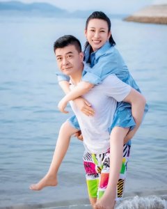 ​唐静王新军离婚13年,她独自带娃发誓一生不嫁,他娶秦海璐再当父亲