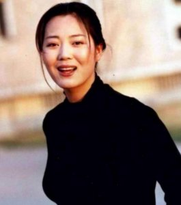 ​演员王茜华：千里追夫挽回爱情，45岁为小丈夫生子风光背后有泪水