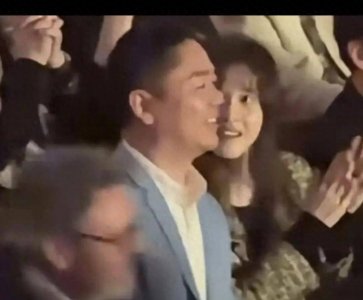 ​刘强东带章泽天看音乐会，全程手牵手腻歪得很，章泽天素颜清纯，