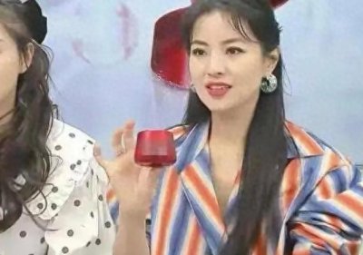 ​赵思雨是如何从电视主持人转变为网络红人的呢？