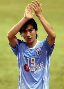 ​深受大连球迷喜爱的韩国人安贞焕，被誉为城市英雄，场上灵魂