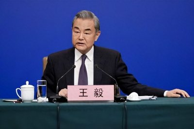 ​日外相不许对台动武？王毅外长没急着回国，与日本友华派见了一面