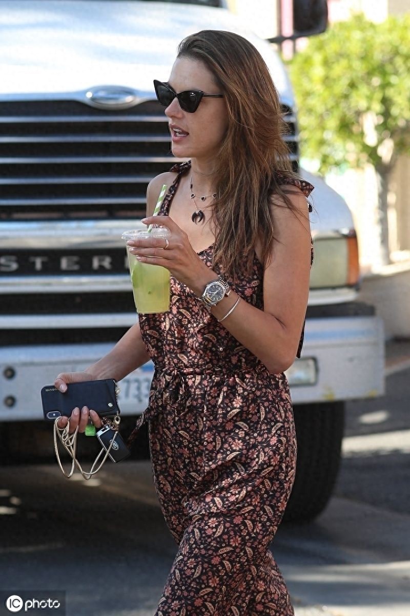 最美仙子！安布罗休碎花连体裤清新甜美，在线教学猫步气质出众