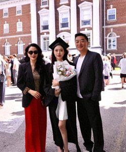 ​邵峰携妻子参加女儿毕业礼！18岁女儿完美遗传颜值，已拥加拿大籍