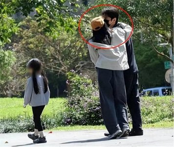 ​高圆圆勾着老公脖子，隔口罩与赵又廷亲吻！女儿表示十分淡定