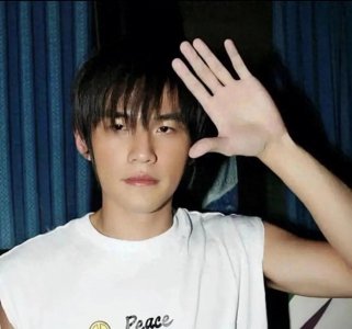 ​周杰伦情感风波爆发！音乐巨星被疑出轨，粉丝心碎无措！