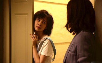 ​33岁王子文晒潜水照，蜜蜂腰化身美人鱼，红裙打扮就像水蜜桃