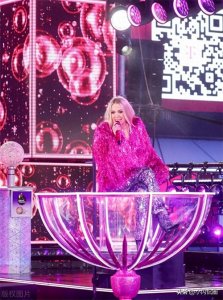 ​凯莉-安德伍德 亮相时代广场跨年之夜表演舞台