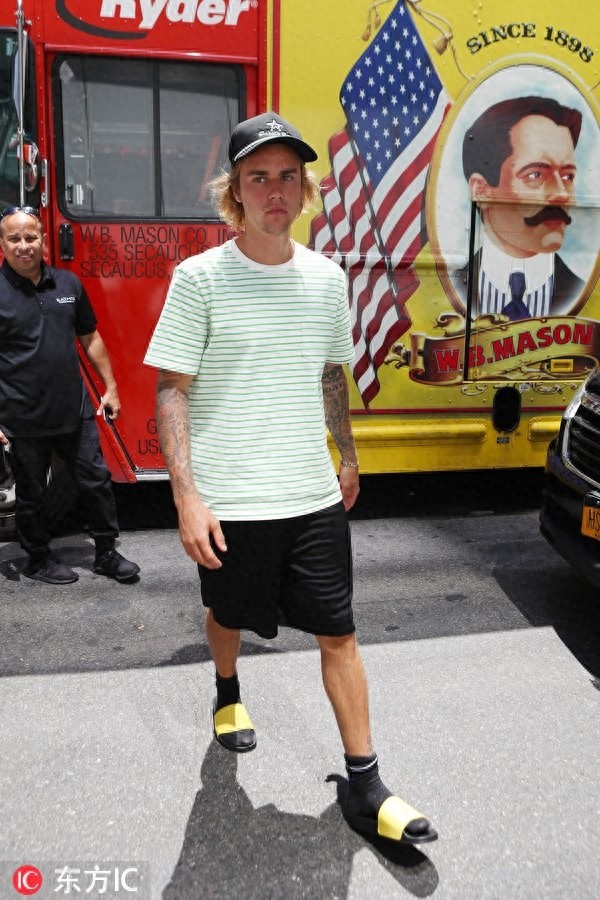 比伯和海狸订婚后面露憔悴，放弃傻脸娜毫无新郎面貌？