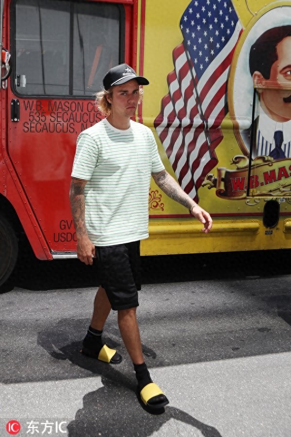 比伯和海狸订婚后面露憔悴，放弃傻脸娜毫无新郎面貌？