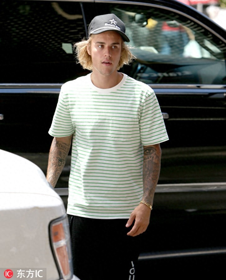 比伯和海狸订婚后面露憔悴，放弃傻脸娜毫无新郎面貌？