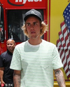 ​比伯和海狸订婚后面露憔悴，放弃傻脸娜毫无新郎面貌？